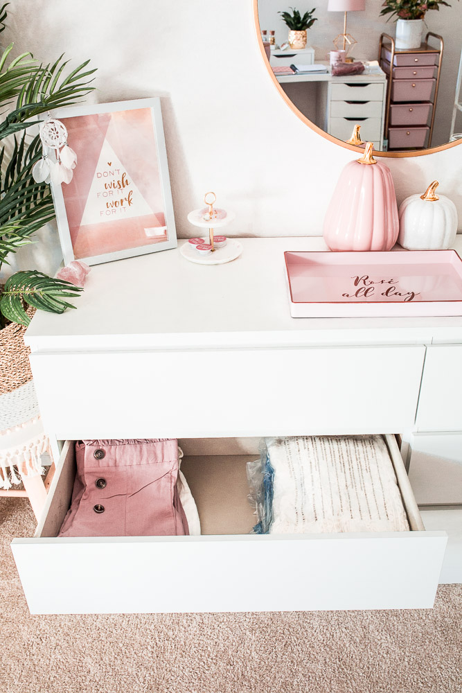 https://lovejenmarie.com/wp-content/uploads/2019/10/pink-gold-home-office-decor-office-reveal-tropical-home-office-bohemian-home-office-26.jpg